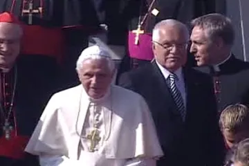 Papež už je v Česku, poklonil se Jezulátku