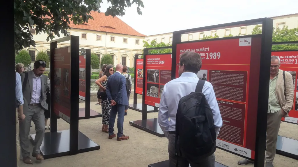 Fotografie z výstavy ve Valdštejnské zahradě.