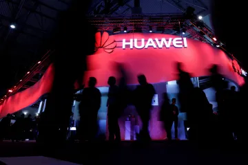 Všichni se teď snaží Huawei „vykostit“ a není vyloučeno, že se to může povést, říká expert
