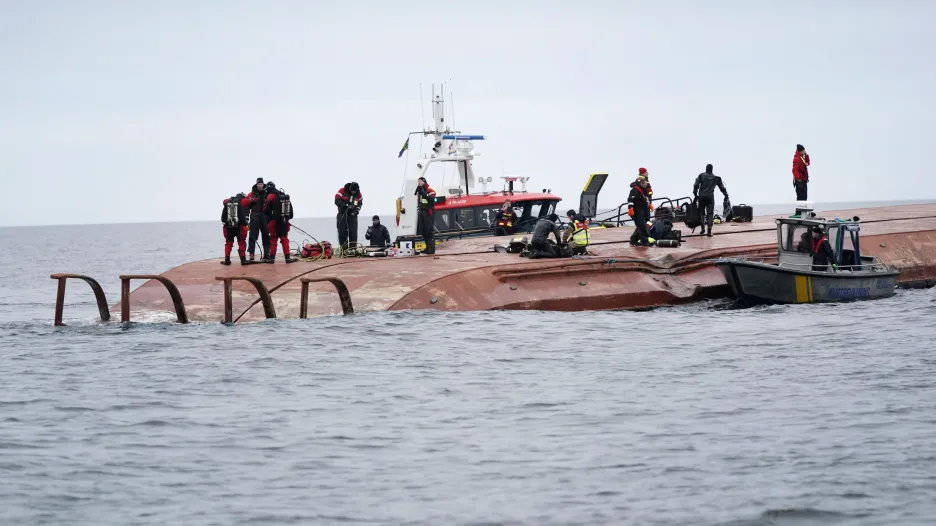 Potápěči na převrácené dánské lodi Karin Höj