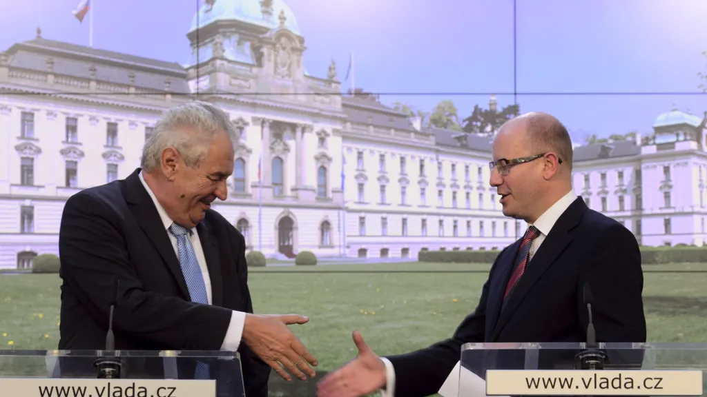 Prezident Miloš Zeman a premiér Bohuslav Sobotka (ČSSD)