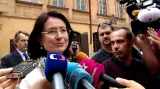 Miroslava Němcová opouští trůnní sál ihned po skončení ceremonie
