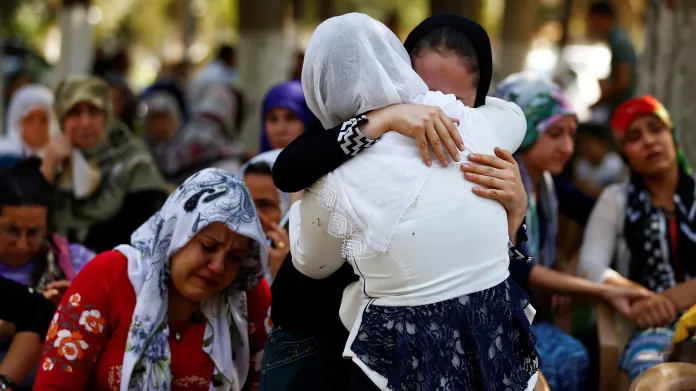 Lidé truchlí za obětí útoku sebevražedného atentátníka v tureckém Gaziantepu