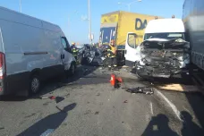 Řidič kamionu zřejmě zavinil nehodu deseti vozů na D1 a utekl. Podle policistů mohl jednat úmyslně
