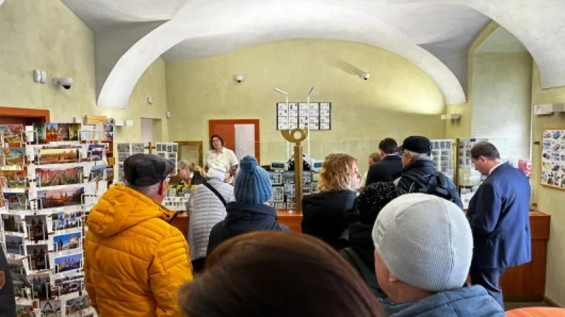 Přestože den inaugurace je na Pražském hradě výjimečný, pošta na jeho třetím nádvoří má otevřeno jako obvykle,  Autor: Dušan Šulc,  Zdroj: ČT24