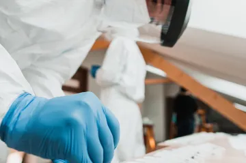 Počty nově nakažených covidem v Česku klesají pomalu, v Německu rostou