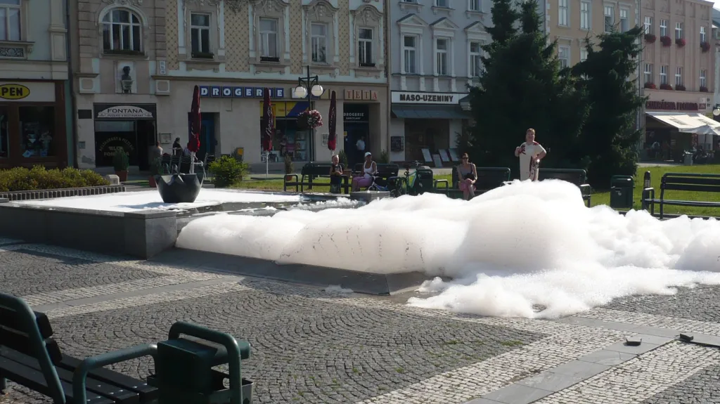 prostějovská kašna chrlila pěnu