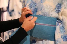 Japonská kimona, české kroje a současnou módu spojuje modrotisk