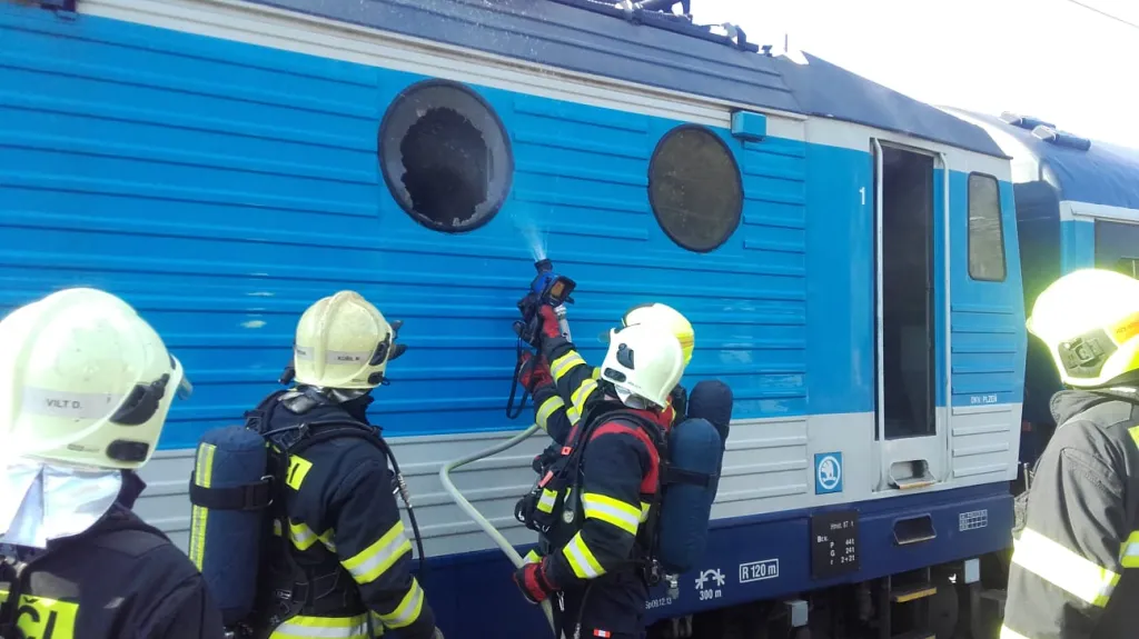 Zásah hasičů u požáru lokomotivy v Berouně