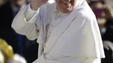 František pozdravil před inaugurací věřící z papamobilu