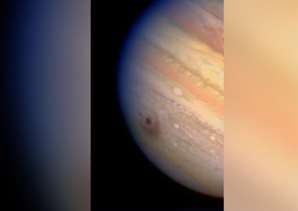 Pozůstatky kataklyzmatu v atmosféře Jupiteru. V roce 1994 do něj narazily úlomky této komety roztrhané slapovými silami planety. Nejmohutnější dopad fragmentu odpovídal uvolněné energii 6 milionů megatun TNT, což dalece přesahuje veškerý jaderný arzenál celého lidstva