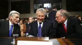 Budoucí ministr obrany Chuck Hagel (uprostřed)