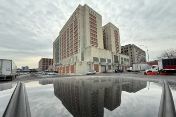 „Nebezpečné místo“. Newyorské vězení bude na další měsíce Madurovým domovem