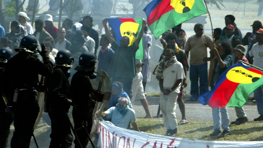 Policisté stojí před demonstranty v Nové Kaledonii
