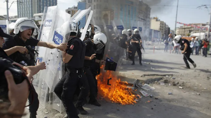 Turecká policie vytlačila demonstranty z barikád