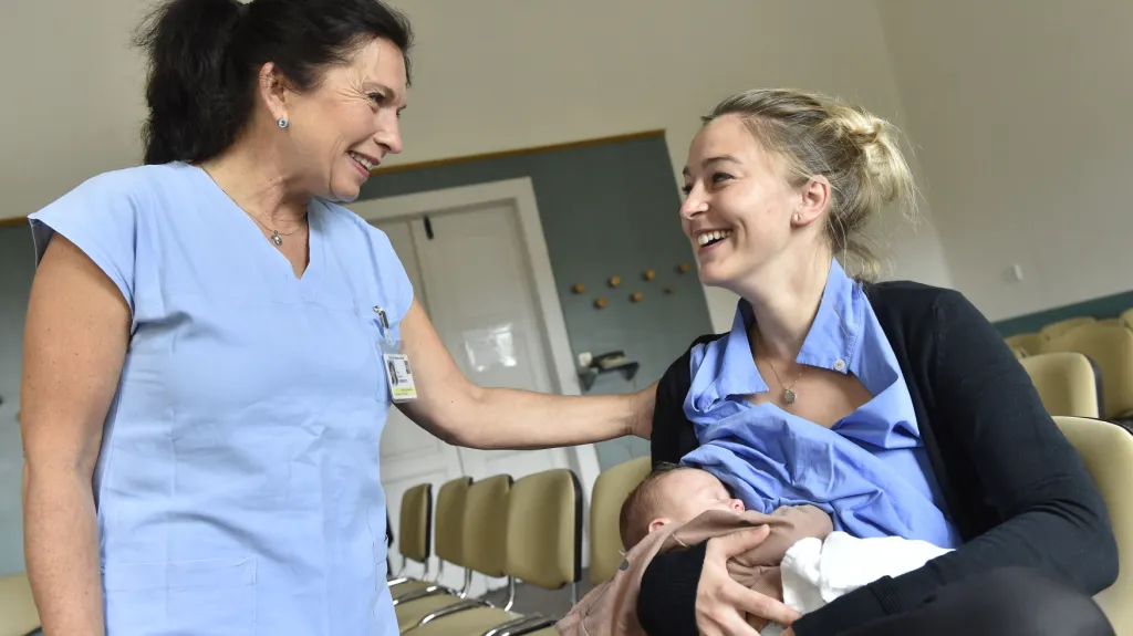 Vedoucí centra Miroslava Kameníková s rodičkou