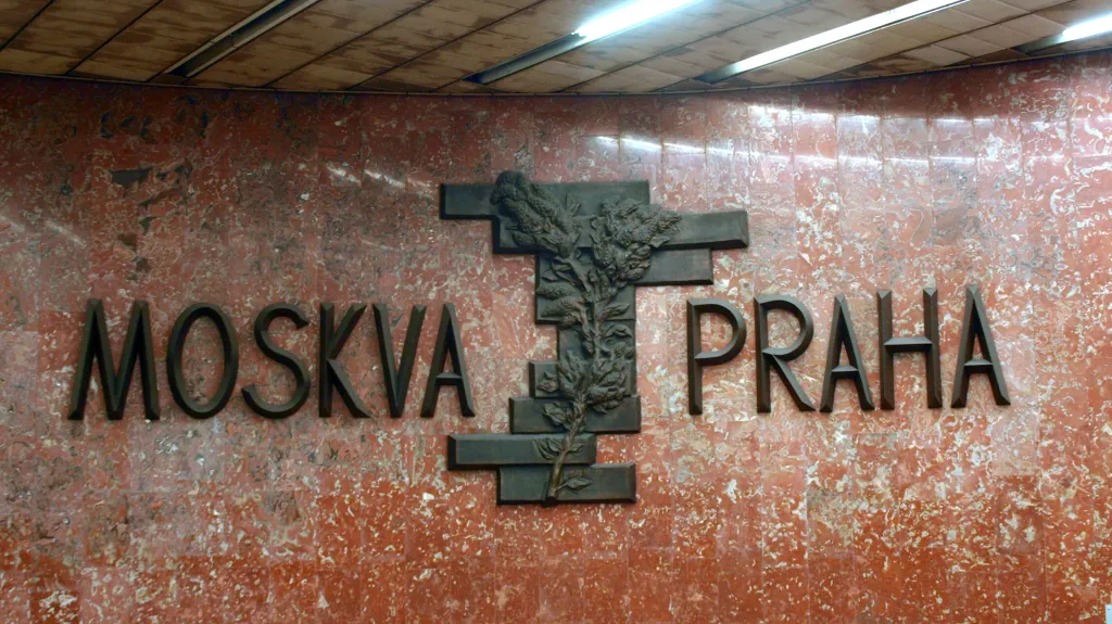 Plastika Moskva–Praha ve stanici metra Anděl