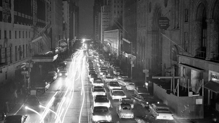 Opatrný pohyb aut na 42. ulici v centru New Yorku během rozsáhlého výpadku elektřiny 9. listopadu 1965.
