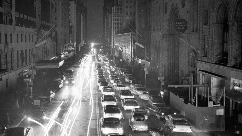 Opatrný pohyb aut na 42. ulici v centru New Yorku během rozsáhlého výpadku elektřiny 9. listopadu 1965.