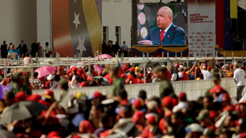 Davy před vojenskou akademií v Caracasu