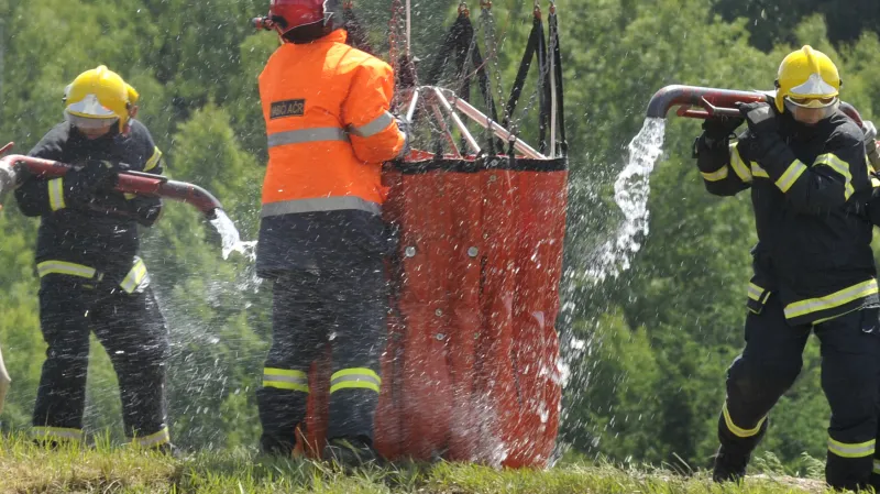 Vrtulník W3A Sokol s podvěšeným Bambi-Bucketem