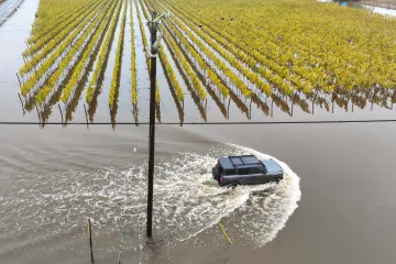 Západ USA se potýká s atmosférickou řekou