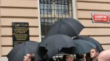 Odhalení pamětní desky na pražském Albertově zastínily deštníky prezidentovy ochranky