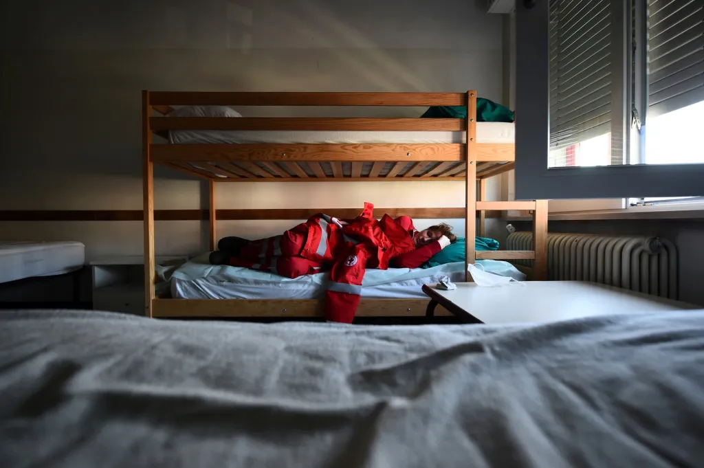 Pracovníci italské Červeného kříže nemají v těchto dnech lehkou práci. Zcela vyčerpaný zdravotník usnul na improvizované základně v Turíně