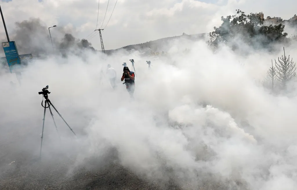 Ve stejné obci došlo později k protiútoku izraelských sil, během nějž slzný plyn zasáhl i přítomné novináře