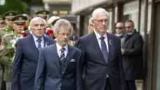 Předseda Senátu Miloš Vystrčil (ODS), vpravo senátor Jiří Drahoš, vlevo senátor Jiří Růžička