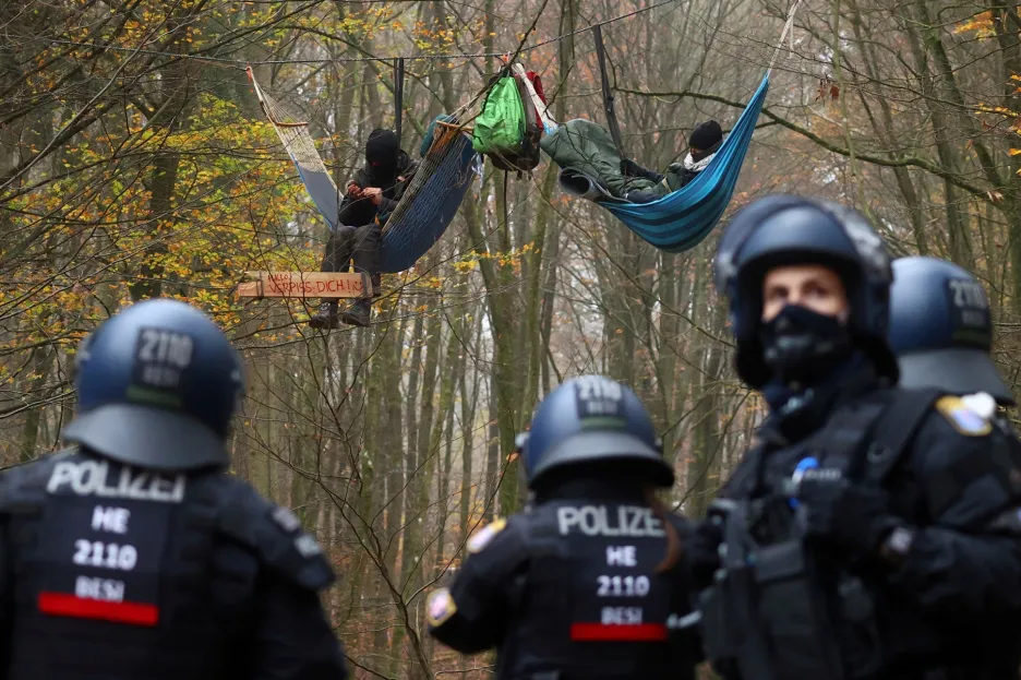 Čtyři desítky aktivistů zablokovaly cestu lesem u německého Stadtallendorfu. Důvodem protestů je plánovaná výstavba dálnice A49, které má část historického lesa padnout v blízké budoucnosti za oběť