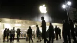Příznivci Jobse před firmou Apple