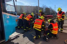 Dopravu v Ostravě komplikovala srážka auta s tramvají