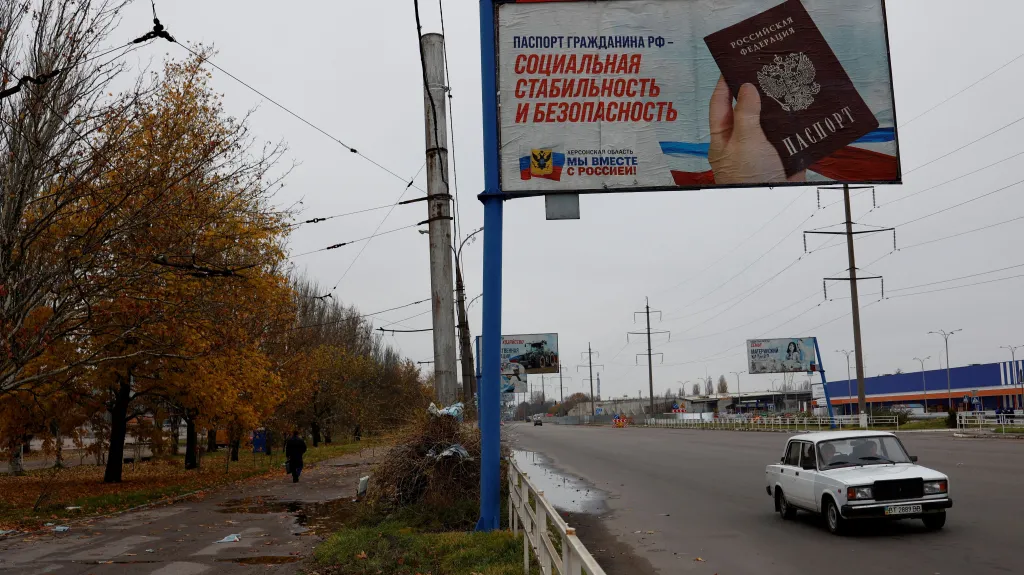Billboard v Chersonu vyzývající k přijetí ruského občanství (foto je z listopadu 2022, kdy ukrajinská armáda město osvobodila)
