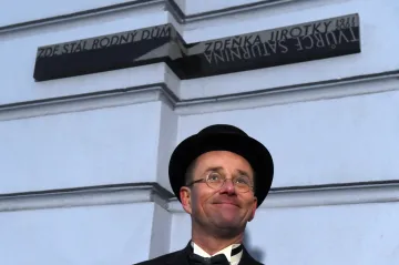 Před 105 lety se narodil v Ostravě autor Saturnina. Připomíná ho nová pamětní deska