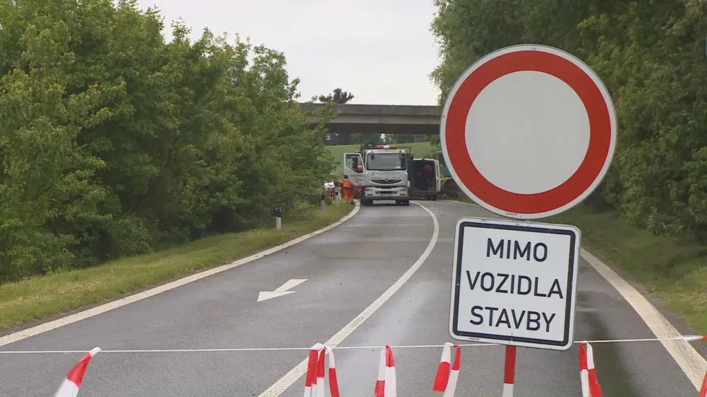 Uzavírka dálnice D10 kvůli demolici mostu