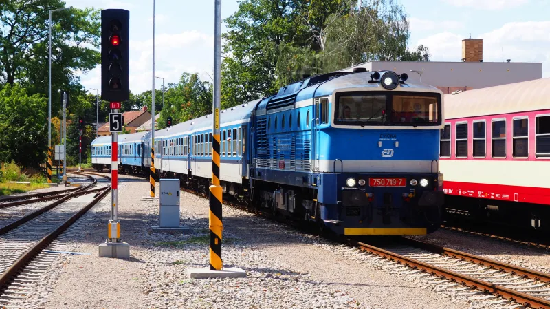 Rychlíková linka Plzeň–Brno je jednou z těch, kde se stále drží staré vozy vyrobené v 70. a 80. letech minulého století v německém Budyšíně