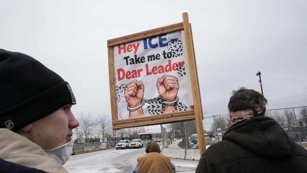 Protestující proti agentům Úřadu pro imigraci a cla (ICE)