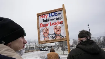 Protestující proti agentům Úřadu pro imigraci a cla (ICE)