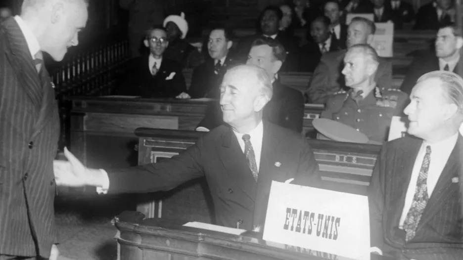 Mírová konference v Paříži, druhý zprava na snímku je ministr zahraničních věcí USA James Francis Byrnes
