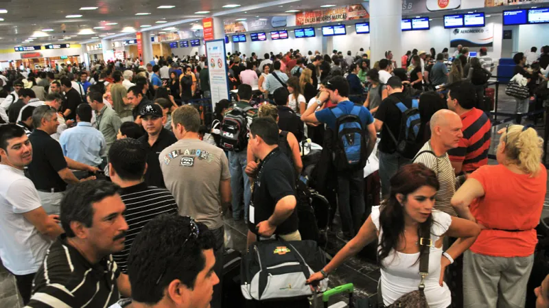 Lidé utíkají z Mexika před hurikánem Rina