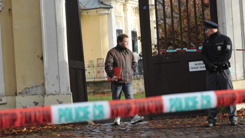 Policisté před zámkem v Peruci