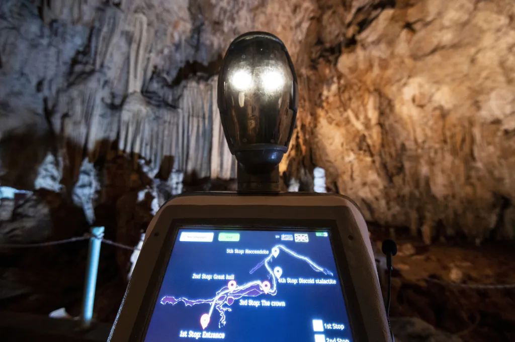 První robotí průvodce na světě, který předává informace turistům v jeskynním systému, se jmenuje Persefona. Turistům slouží v řecké jeskyni Alistrati