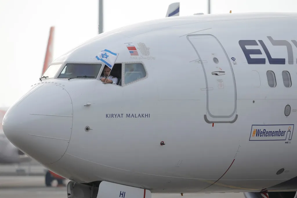 Izraelské letadlo se nápisem „Vzpomínáme“ přilétá z Tel Avivu na letiště Berlín-Brandenburg. Cestující jsou účastníci kampaně k Mezinárodnímu dni památky holocaustu. Pilot vzdal hold památce obětí vysunutím vlajky Izreale z kokpitu letadla
