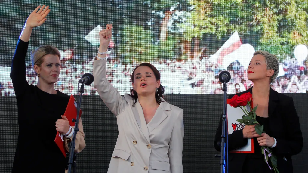 Svjatlana Cichanouská (uprostřed) na mítinku v Minsku