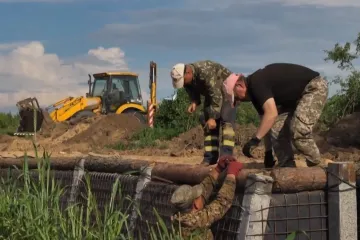 Rusové se snaží prorazit frontovou linii na východě. Ukrajinci oblast intenzivně opevňují