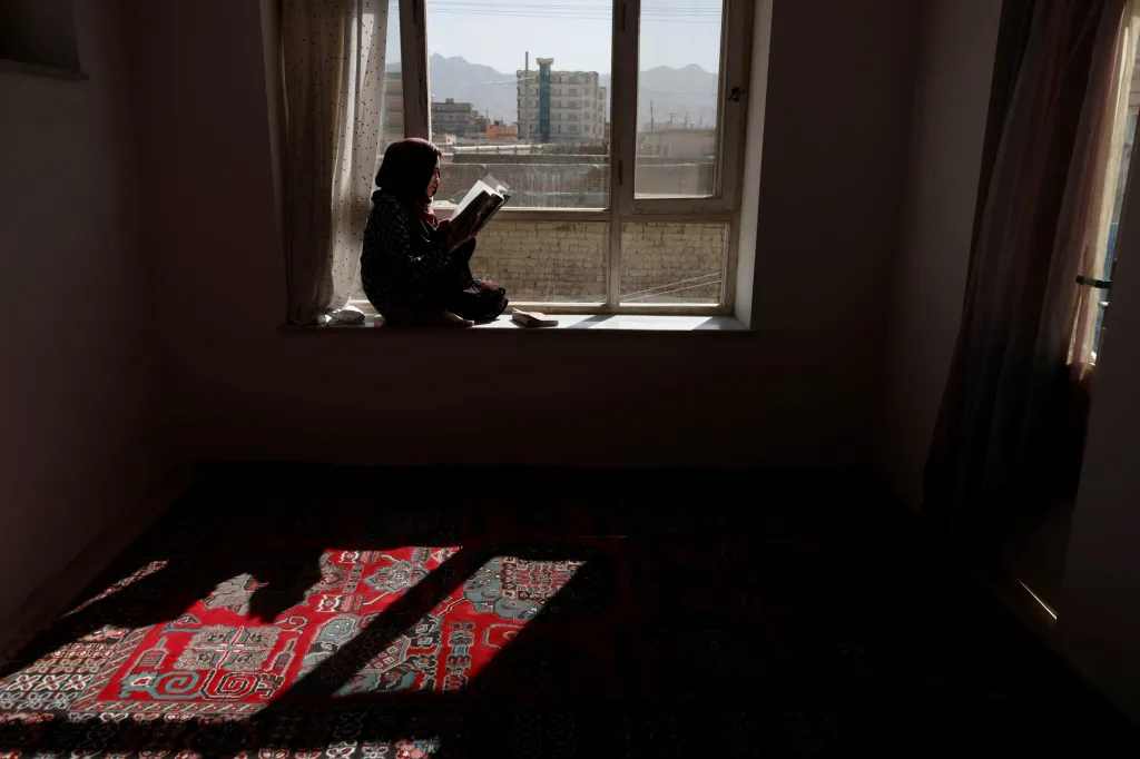 „Ty z nás, které šly na univerzitu a nebo měly práci, pomáhaly rodinám, ale Taliban nyní říká, že cokoliv jsme studovaly v posledních dvaceti letech, je k ničemu,“ řekla mladá žena Hawa