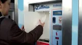 Čepování mléka z automatu