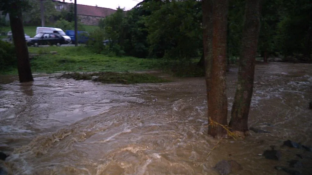 Rozvodněný potok v Krusičanech