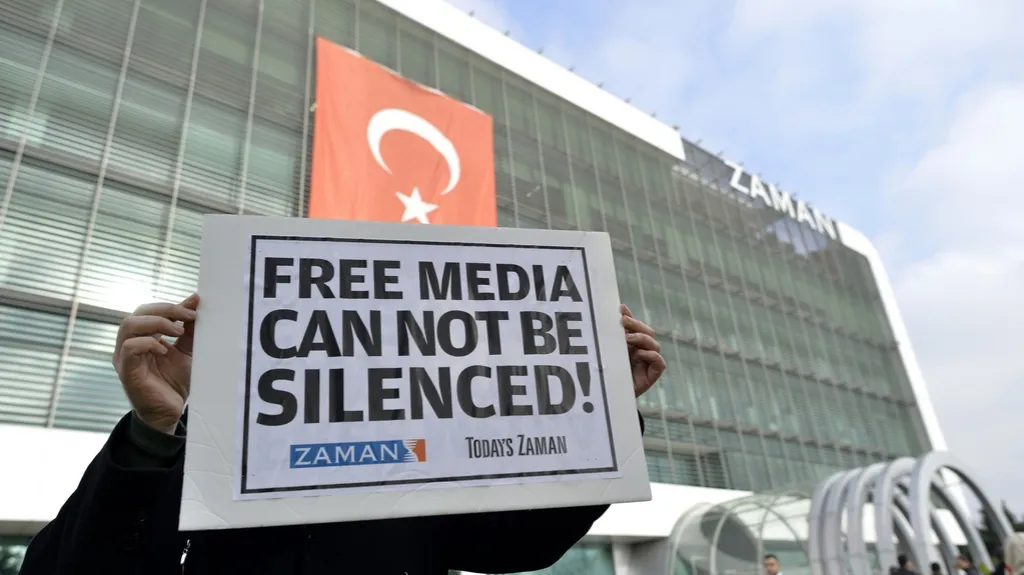 Protest před redakcí deníku Zaman